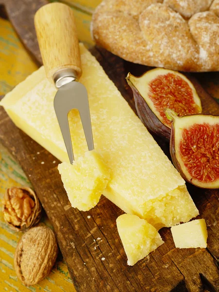 Higos, frutos secos y queso —  Fotos de Stock