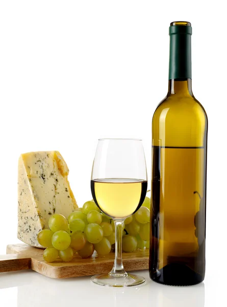Белое вино, сыр и виноград — стоковое фото