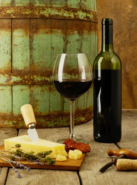 Rotwein und Käse — Stockfoto