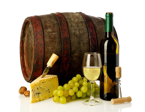 Wein, Käse, Trauben und Fass — Stockfoto