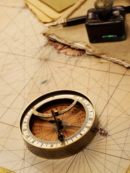 Brújula de navegación en el mapa — Foto de Stock