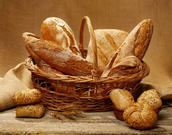 Pão em uma cesta — Fotografia de Stock