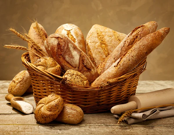 不同的面包类型在一个篮子里 — 图库照片