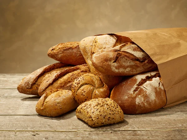 Pão fresco em uma bolsa — Fotografia de Stock