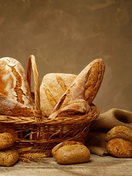 Seleção de pão em uma cesta — Fotografia de Stock