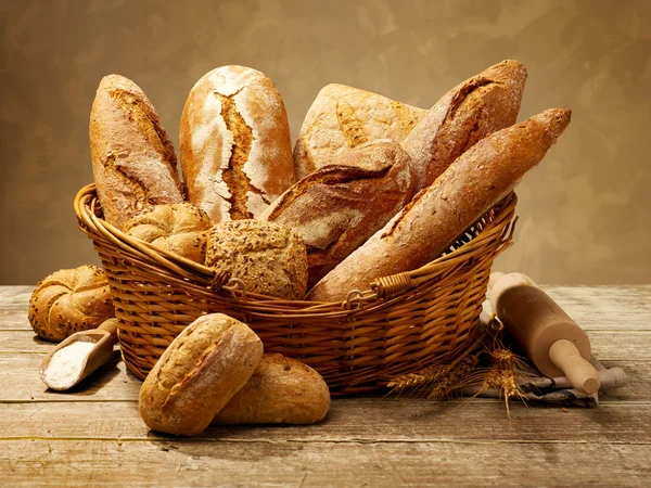 Хлеб в корзине — стоковое фото