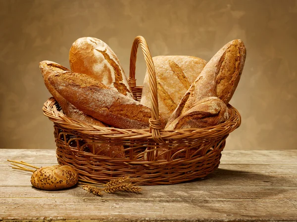Pane in un cesto — Foto Stock