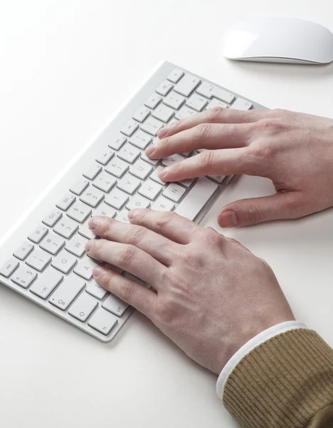 Використання клавіатури на білому — стокове фото