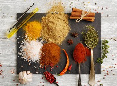 Baharat toz masanın üzerine