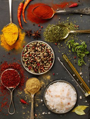 Masanın üzerine çeşitli baharatlar