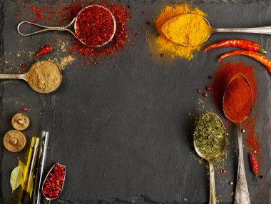 Masanın üzerine baharat