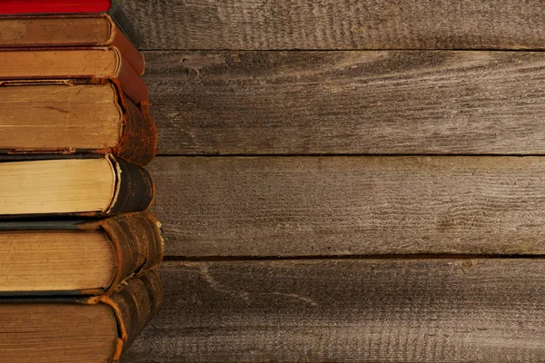 Antike Bücher auf dem Tisch, Blick von oben — Stockfoto