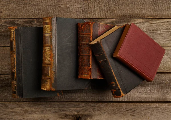 Libros antiguos sobre mesa — Foto de Stock