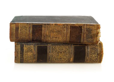 beyaz üzerine eski kitaplar