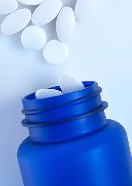 Таблетки, выброшенные из бутылки — стоковое фото