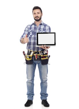 Dizüstü bilgisayar ile kendine güvenen el işleri ustası