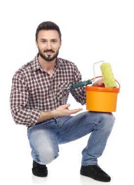 Beyaz üzerine neşeli ressam