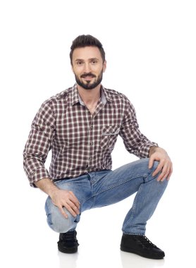 Beyaz üzerinde oturan adam