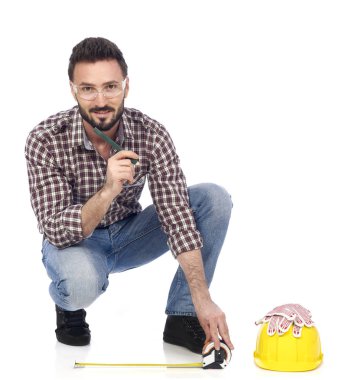 İnşaat işçisi yere ölçme