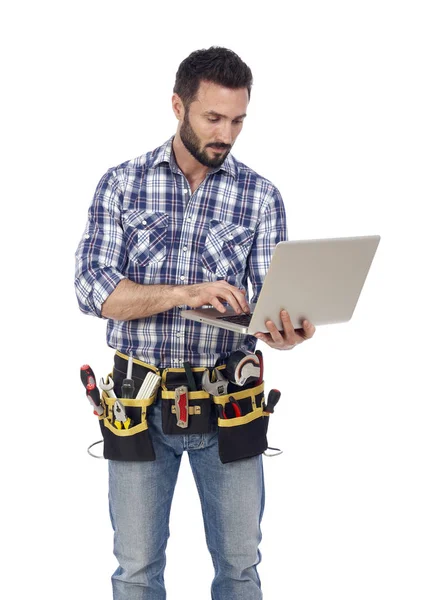 Handyman confiante com laptop — Fotografia de Stock