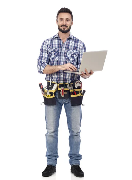 Confident handyman with laptop — Stock Photo, Image