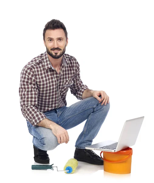 Pintor de casa com laptop — Fotografia de Stock