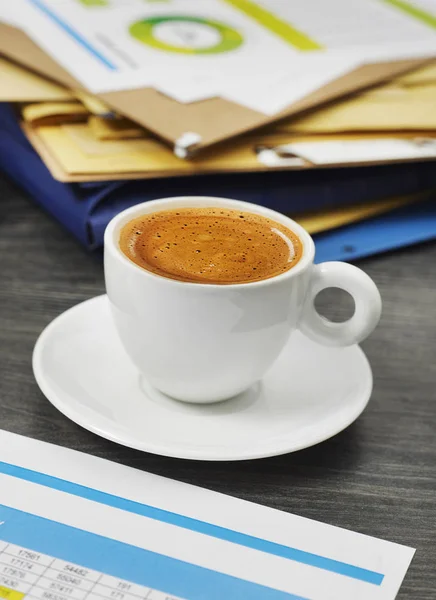 Kaffee auf dem Schreibtisch — Stockfoto