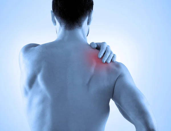Schulterschmerzen auf blauem Hintergrund — Stockfoto