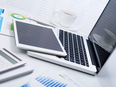 Dizüstü bilgisayar ve masa üzerinde dijital tablet