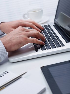 Dizüstü bilgisayarda çalışıyor