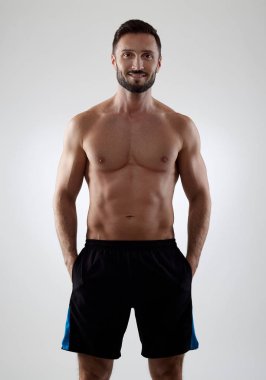 Kendine güvenen kaslı adam.