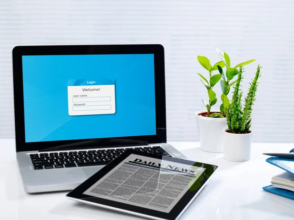 Laptop en digitale tablet op Bureau — Stockfoto
