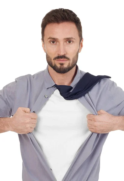 Homem abre sua camisa — Fotografia de Stock