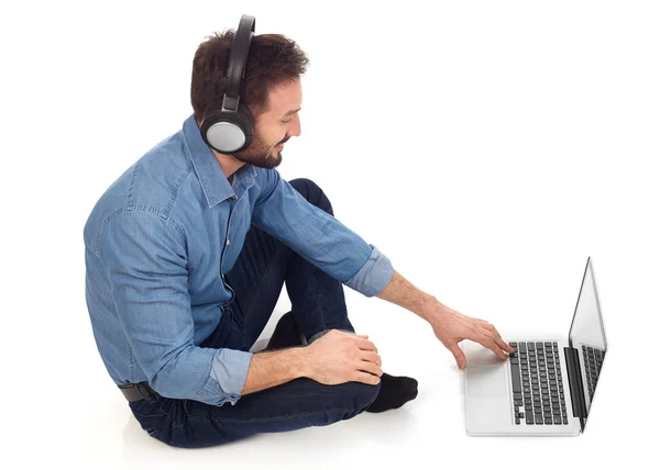 Pria dengan laptop dan headphone — Stok Foto