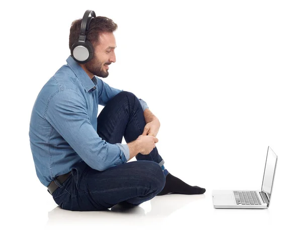 Muž relaxační s notebookem a sluchátka — Stock fotografie