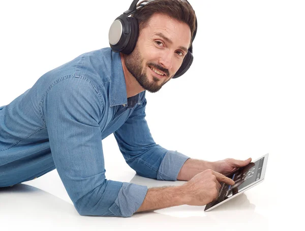 Homem com tablet digital e fones de ouvido — Fotografia de Stock
