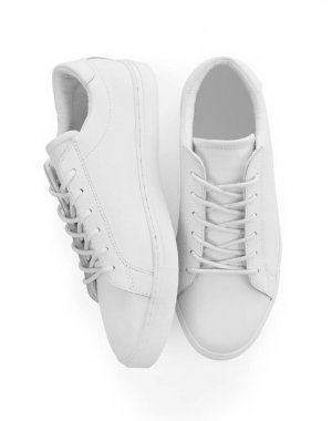 beyaza beyaz spor ayakkabı