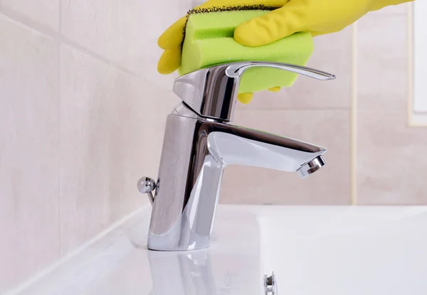 Cleaning the water tap — Stock Photo, Image