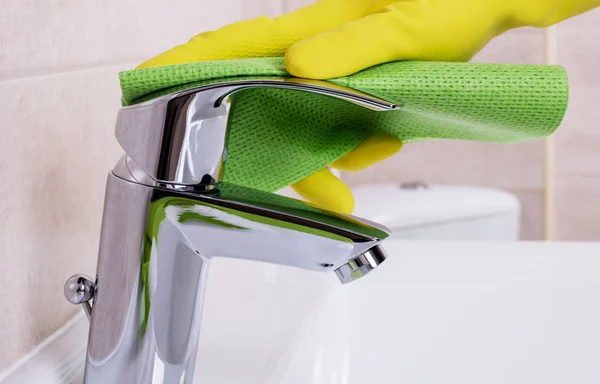 Cleaning the water tap — Stock Photo, Image