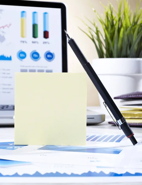 Adhesive note and pen on desk — Stock Photo, Image