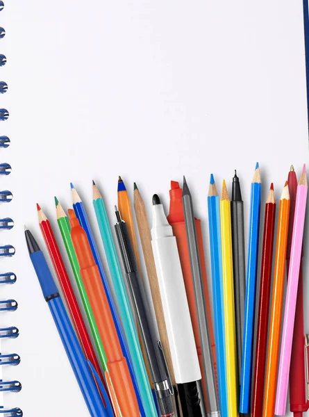 Bolígrafos y lápices en el bloc de notas —  Fotos de Stock