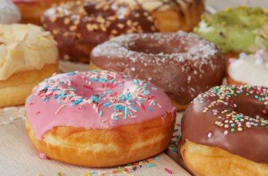 Ahşap masa Donuts yakın çekim