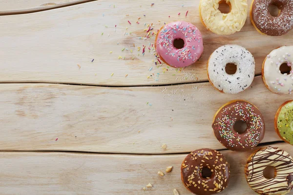 Donuts en mesa de madera —  Fotos de Stock