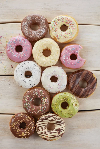 Donuts en mesa de madera —  Fotos de Stock