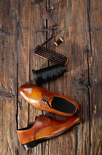 Elegante Schuhe und Bastelwerkzeuge — Stockfoto