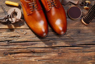 Şık ayakkabılar ve zanaat araçları