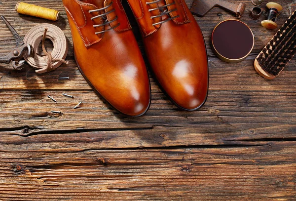 Şık ayakkabılar ve zanaat araçları