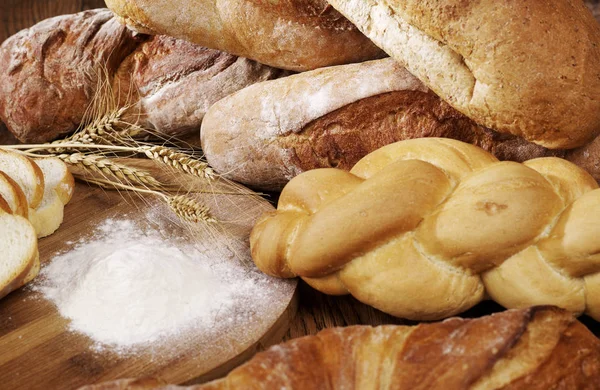 Смешанный хлеб на столе — стоковое фото