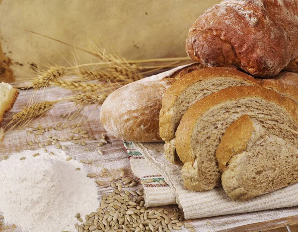 Сельский хлеб и мука — стоковое фото