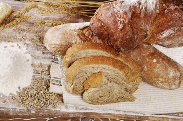 Сільський хліб скибочки — стокове фото